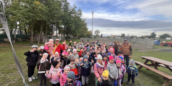 Mesés nap pónikkal és lovakkal: vendégségben a Csenkei iskolások és óvodások